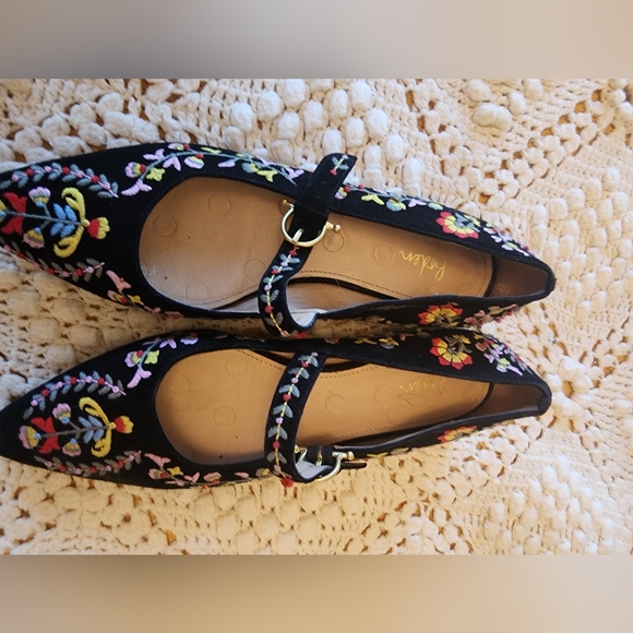 Boden Embroidered pinted flat sandles - Picture 1 of 3